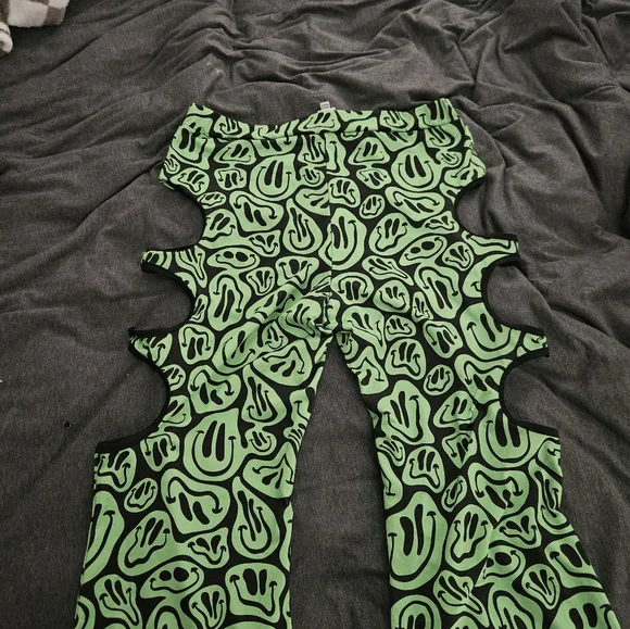 🍄 iHeartRaves Flare Pants - Picture 2 of 6